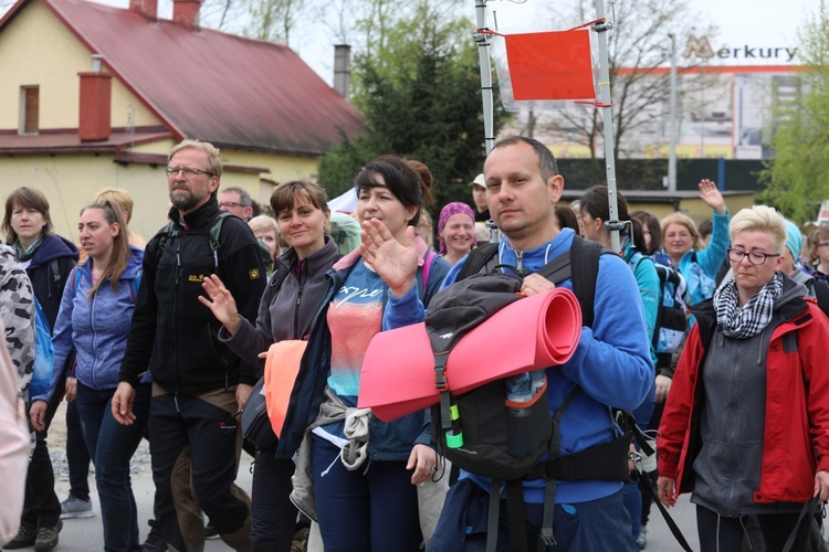 5. pielgrzymka diecezjalna z Hałcnowa wkracza do Łagiewnik