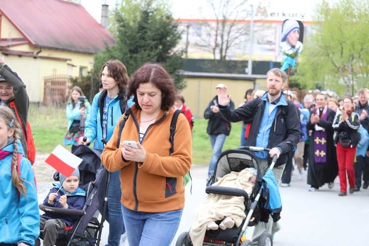 5. pielgrzymka diecezjalna z Hałcnowa wkracza do Łagiewnik