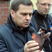 Ks. Wiesław Rusin pokazywał zebranym kawałki cegieł, które spadają z wieży