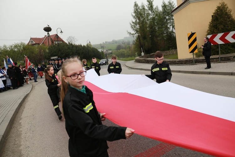 Święty Florian stanął w Ropie