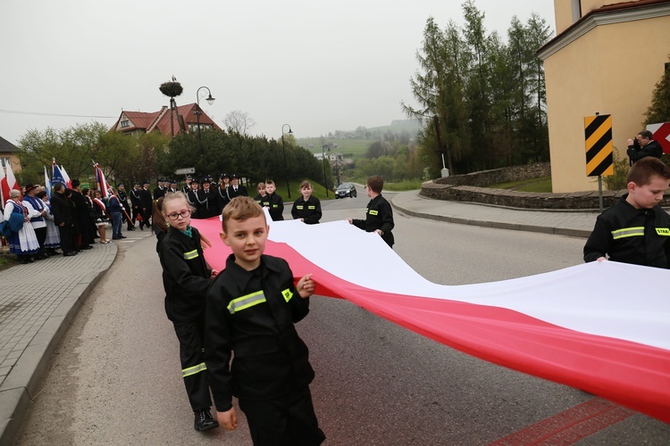 Święty Florian stanął w Ropie