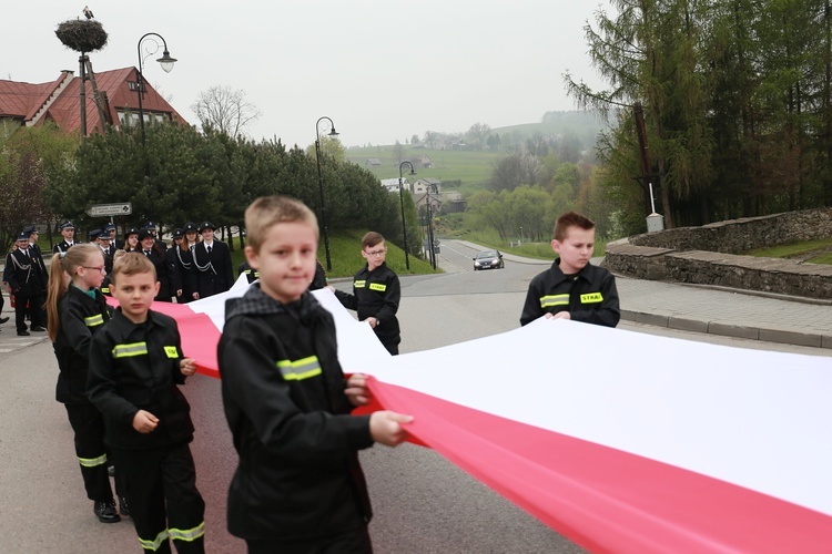 Święty Florian stanął w Ropie