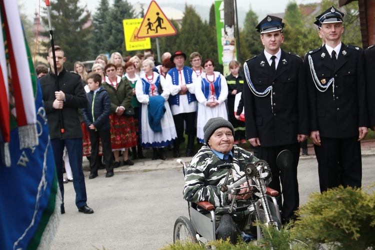 Święty Florian stanął w Ropie