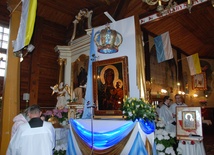 W parafii św. Floriana dla przybywającej Królowej przygotowano specjalny tron królewski