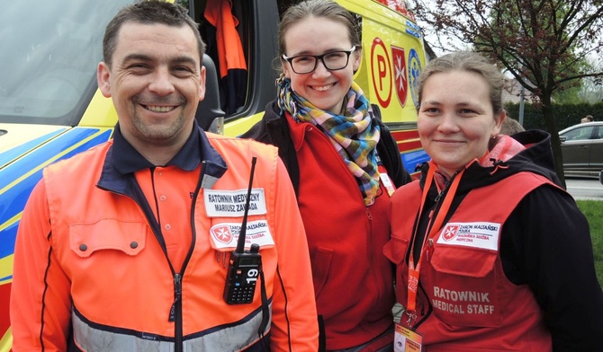 Od lewej maltańczycy: Mariusz Zawada, Joanna Ziemiańska i Ania Bogacz