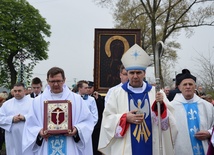 Uroczystej procesji i Mszy św. na powitanie obrazu przewodniczył bp Wojciech Osial. Obok z Ewangeliarzem ks. Włodzimierz Wroński, proboszcz parafii w Miłonicach