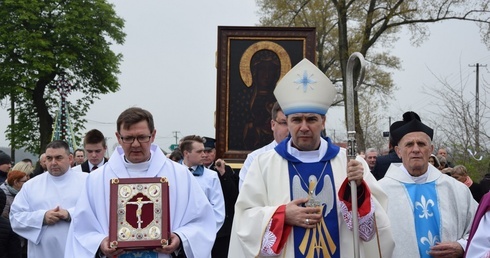 Uroczystej procesji i Mszy św. na powitanie obrazu przewodniczył bp Wojciech Osial. Obok z Ewangeliarzem ks. Włodzimierz Wroński, proboszcz parafii w Miłonicach