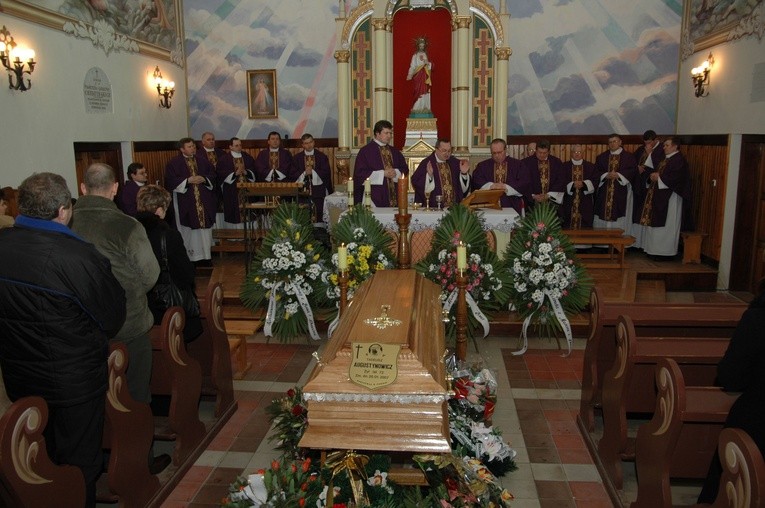 Pogrzeb ojca ks. Jana Augustynowicza w 2007 r. w Mławie