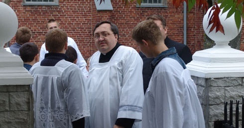 Ks. Jan Augustynowicz z ministrantami w parafii św. Józefa w Sarnowie, gdzie był proboszczem od 2001 do 2005 r.