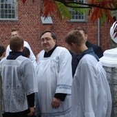 Ks. Jan Augustynowicz z ministrantami w parafii św. Józefa w Sarnowie, gdzie był proboszczem od 2001 do 2005 r.