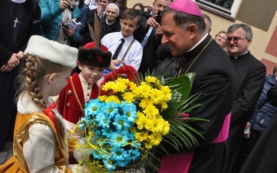 Dzieci witają abp. Mieczysława Mokrzyckiego