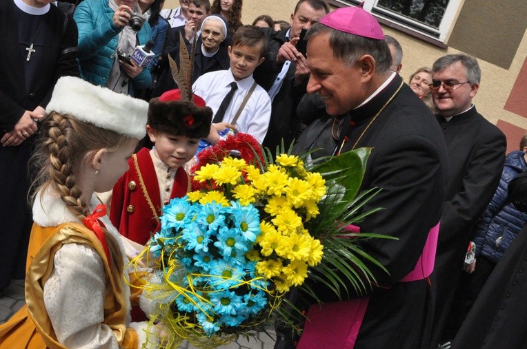 Dzieci witają abp. Mieczysława Mokrzyckiego