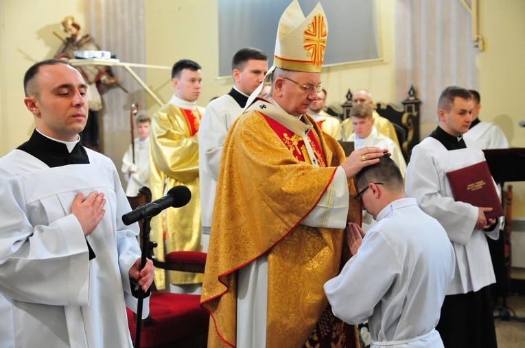 Diakon - to znaczy sługa! Archidiecezja lubelska ma siedmiu nowych diakonów