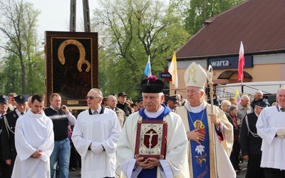 Procesji powitalnej ulicami Krośniewic przewodniczył bp Andrzej F. Dziuba. Obok z Ewangeliarzem ks. Jacek Drzewiecki, proboszcz i dziekan krośniewicki