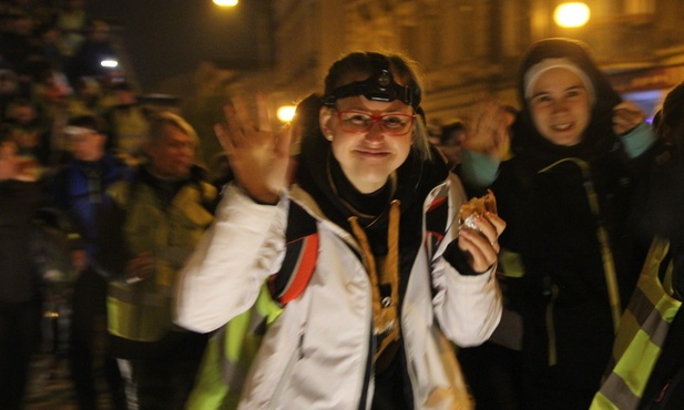 Idą nocą z Piekar na Jasną Górę
