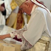 bp Ignacy Dec namaścił ołtarz konsekrowanego kościoła