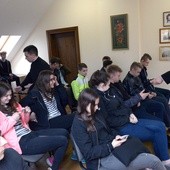 Na koniec spotkania z alumnami młodzież otrzymała obrazki i zakładki przybliżające im, czym jest seminarium