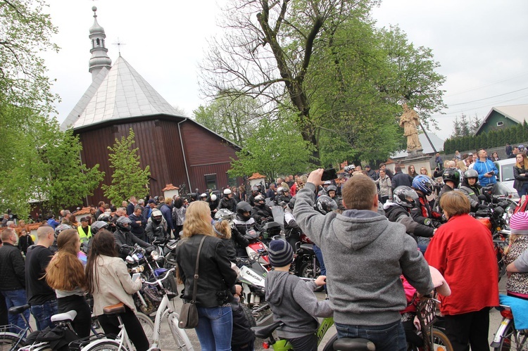 Motocykliści w kościele w Zgórsku