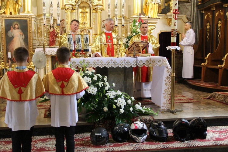 Motocykliści w kościele w Zgórsku