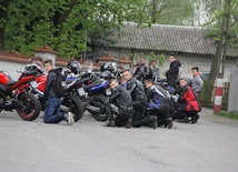 Motocykliści w kościele w Zgórsku