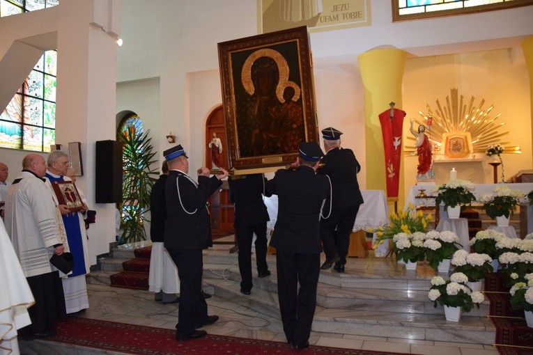 Powitanie ikony MB Częstochowskiej w Ostrowach