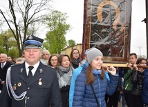 Młodzież z parafii w Ostrowach niesie ikonę jasnogórską w procesji