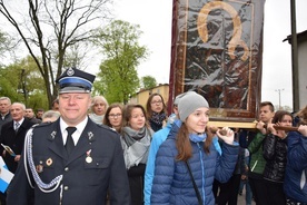 Młodzież z parafii w Ostrowach niesie ikonę jasnogórską w procesji