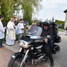 Ks. Jarosław Borek poświęcił motocykle i quady, które spod świątyni, po paradzie ulicami Przasnysza udały się na okolicznościową imprezę integracyjną