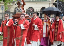Relikwie patrona diecezji nieśli nowo wyświęcani diakoni.