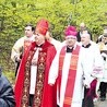 ▲	Uroczystość rozpoczęła się od procesji z relikwiami św. Wojciecha. Wzięli w niej udział m.in. abp Sławoj Leszek Głódź, metropolita gdański, oraz abp Pennacchio, nuncjusz apostolski w Polsce.