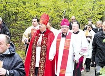 ▲	Uroczystość rozpoczęła się od procesji z relikwiami św. Wojciecha. Wzięli w niej udział m.in. abp Sławoj Leszek Głódź, metropolita gdański, oraz abp Pennacchio, nuncjusz apostolski w Polsce.