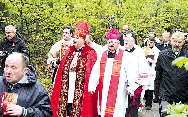 ▲	Uroczystość rozpoczęła się od procesji z relikwiami św. Wojciecha. Wzięli w niej udział m.in. abp Sławoj Leszek Głódź, metropolita gdański, oraz abp Pennacchio, nuncjusz apostolski w Polsce.