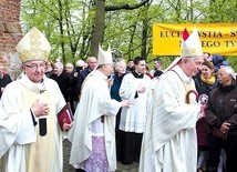 ▲	− Jak co roku, gromadzimy się tutaj. Ale po raz pierwszy gościmy przedstawiciela papieża, czyli nuncjusza apostolskiego w Polsce − mówił abp Sławoj Leszek Głódź (pierwszy z lewej).