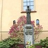 ►	Pomnik przy kościele franciszkanów powstał w 1976 r. w rekordowo szybkim czasie, co wówczas  z wielu względów  nie było łatwe.