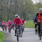 ▲	Uczestników było więcej niż się spodziewano. Rodzinne spędzanie  czasu na rowerze,  także w uroczystości i święta, staje się u nas dobrym nawykiem.