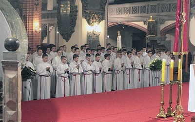 ▲	Tym młodym nie wystarczało stanie w prezbiterium.  Oni są otwarci na zgłębianie obrzędów.