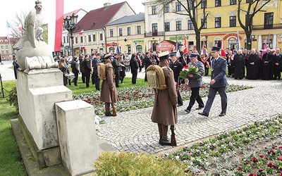 W Łowiczu po Mszy św. złożono kwiaty pod pomnikiem Synom Ziemi Łowickiej Bojownikom o Niepodległość i pomnikiem Jana Pawła II. 