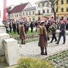 W Łowiczu po Mszy św. złożono kwiaty pod pomnikiem Synom Ziemi Łowickiej Bojownikom o Niepodległość i pomnikiem Jana Pawła II. 