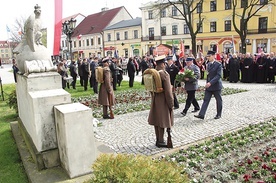 W Łowiczu po Mszy św. złożono kwiaty pod pomnikiem Synom Ziemi Łowickiej Bojownikom o Niepodległość i pomnikiem Jana Pawła II. 