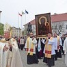 Matkę Kapłanów na ramiona wzięli księża posługujący w parafii św. Wawrzyńca.