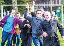 ▲	Radość, uwielbienie, modlitwa – tego w Pieniężnie nie brakuje. 