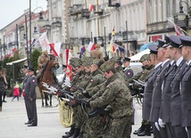Po odczytaniu Apelu Poległych żołnierze oddali salwę honorową.
