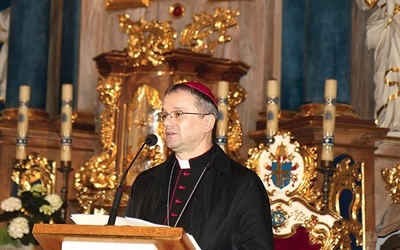 Biskup Tadeusz Lityński odczytał dekret z Watykanu.