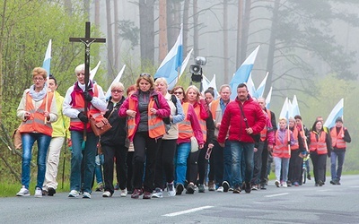 Pielgrzymi w drodze  do Matki Bożej Cierpliwie Słuchającej.