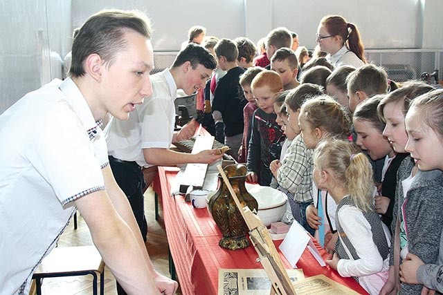 Wystawa przygotowana przez uczniów poświęcona ich ziomkowi wzbudziła duże zainteresowanie.