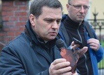 Ks. Wiesław Rusin pokazywał zebranym kawałki cegieł, które spadają ze szczytu świątyni.