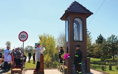 ▲	W poświęceniu kapliczki licznie wzięli udział wierni z Postolina oraz przedstawiciele władz samorządowych. 