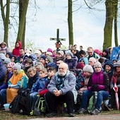 ▼	Wędrowców nie wystraszyły  ani zimno, ani deszcz.  Przybyli do Świętego Gaju. 