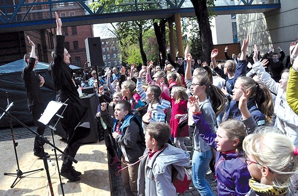 ▲	Były radość, żywiołowe tańce i piękna pogoda.