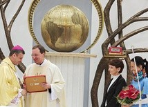 Dyplom biskupowi Romanowi Pindlowi wręczył ks. Marek Gancarczyk, redaktor naczelny GN.